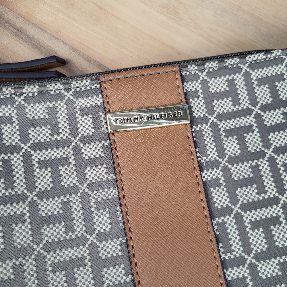 Tommy Hilfiger Signature Logo Brown & Tan Crossbody w/Adjustable Strap, Like New - Picture 2 of 10